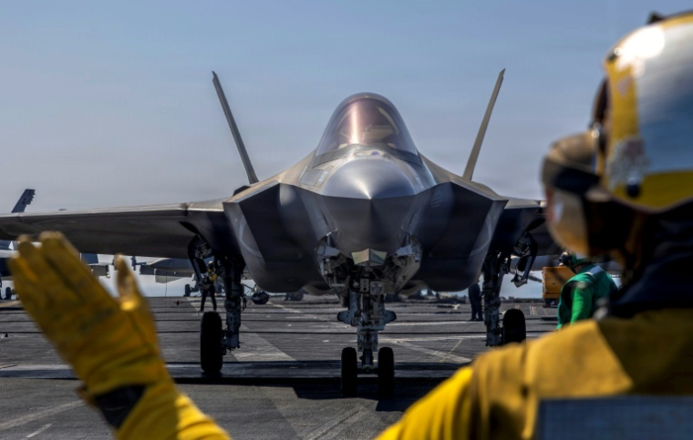 Photographie distribuée par la marine américaine le 20 février 2026 et prise le 15 février 2026, montrant un avion militaire américain se préparant à quitter le porte-avions USS Abraham Lincoln en mer d'Arabie ( US NAVY / Seaman Daniel Kimmelman )