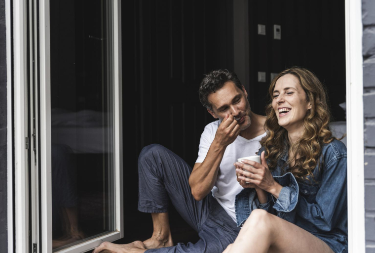 À partir de septembre 2025, le taux individualisé devient la règle pour les couples, afin de répartir plus équitablement l’impôt selon les revenus de chacun. ( crédit photo : Getty Images/Westend61 )