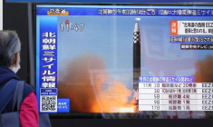Une personne à Tokyo regarde un reportage télévisé au sujet d'un missile balistique tiré par la Corée du Nord