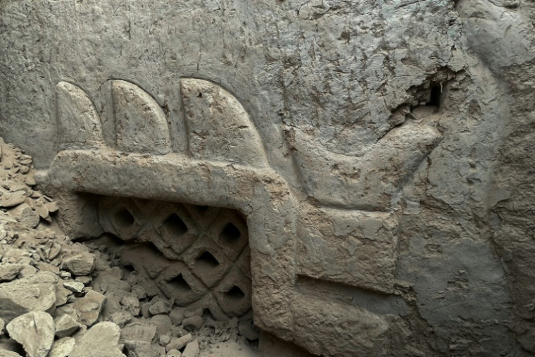 Photo diffusée par l'Université catholique pontificale du Pérou, le 22 juillet 2025, d'une fresque murale préhispanique découverte sur le site archéologique de Huaca Yolanda; dans la région de La Libertad, au Pérou ( Université catholique pontificale du Pérou / Handout )