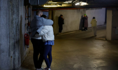 Des personnes se réfugient dans un parking souterrain pendant des frappes de missiles et de drones russes à Kyiv