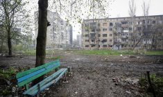 Une vue montre des bâtiments résidentiels endommagés par une frappe militaire russe dans la ville de première ligne de Bakhmut