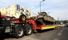 Transporteur de chars sur une route à Kiryat Shmona, dans le nord d'Israël