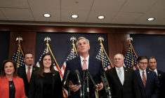 Le chef des républicains à la Chambre des représentants, Kevin McCarthy s'adresse aux journalistes au Capitole à Washington