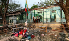 Des sacs d'élèves déposés devant un bâtiment scolaire endommagé lors d'un bombardementde l'armée birmane dans le village d'Ohe Htein,  dans la région de Sagaing, le 12 mai 2025 en Birmanie ( AFP / - )