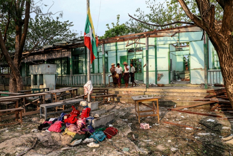 Des sacs d'élèves déposés devant un bâtiment scolaire endommagé lors d'un bombardementde l'armée birmane dans le village d'Ohe Htein, dans la région de Sagaing, le 12 mai 2025 en Birmanie ( AFP / - )