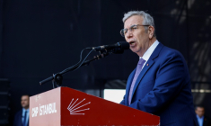 Le maire d'Ankara, Mansur Yavas, prononce un discours, le 29 mars 2025 à Maltepe, en Turquie ( AFP / KEMAL ASLAN )