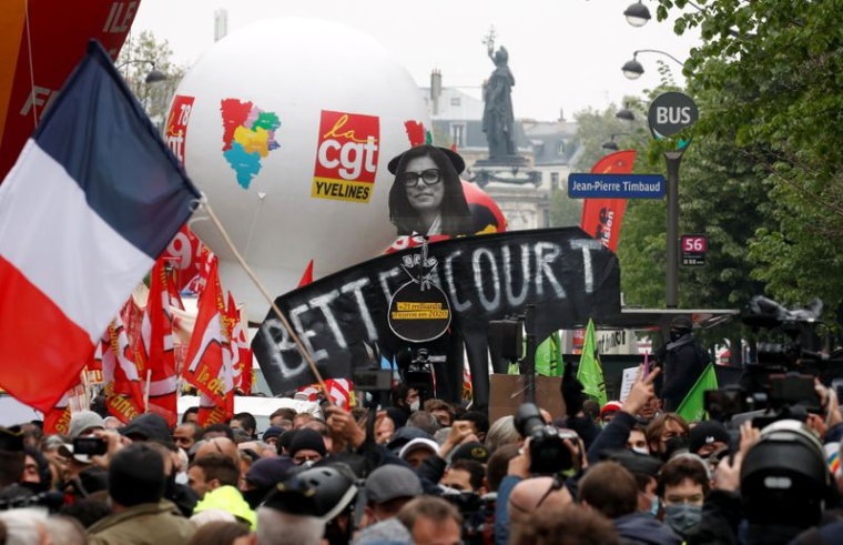 FRANCE: DES MILLIERS DE PERSONNES DÉFILENT POUR LE 1ER MAI, HEURTS À PARIS