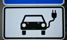 Automobile: Paris et Berlin officialisent un accord qui ralentit le passage au tout-électrique ( AFP / Ina FASSBENDER )