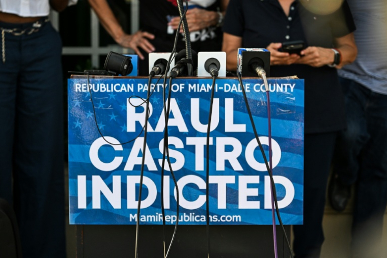Une affiche de soutien à l'inculpation de Raul Castro exposée à Miami le 20 mai 2026 ( AFP / CHANDAN KHANNA )