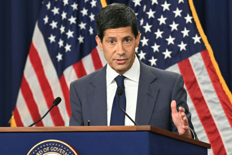 Le président de la Réserve fédérale Kevin Warsh, lors d'une conférence de presse à l'issue d'une réunion de l'institution, le 28 octobre 2026 à Washington ( AFP / SAUL LOEB )