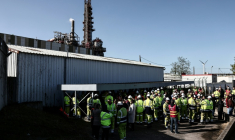 Salariés de l'usine Fibre Excellence de Tarascon (Bouches-du-Rhône), le 4 avril 2026. Menacé de liquidation, le groupe emploit 670 salariés? répartis entre Haute-Garonne et Bouches-du-Rhône. ( AFP / Thibaud MORITZ )