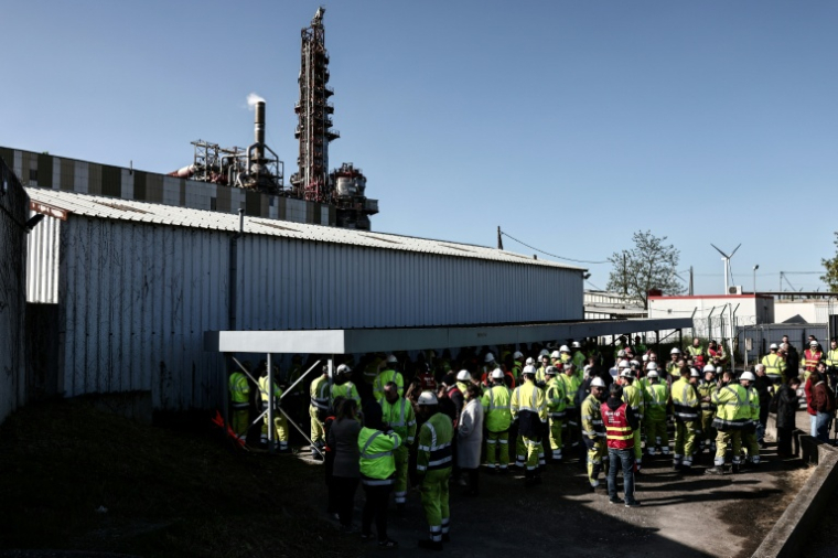 Salariés de l'usine Fibre Excellence de Tarascon (Bouches-du-Rhône), le 4 avril 2026. Menacé de liquidation, le groupe emploit 670 salariés? répartis entre Haute-Garonne et Bouches-du-Rhône. ( AFP / Thibaud MORITZ )