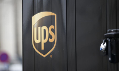 Le logo d'UPS sur une camionnette à Paris