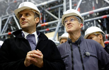 Le président français Macron visite la cathédrale Notre-Dame de Paris un an avant sa réouverture