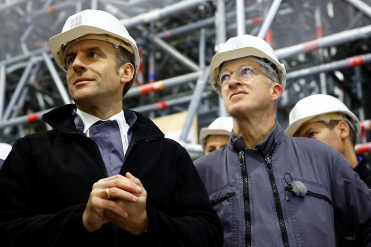 Le président français Macron visite la cathédrale Notre-Dame de Paris un an avant sa réouverture