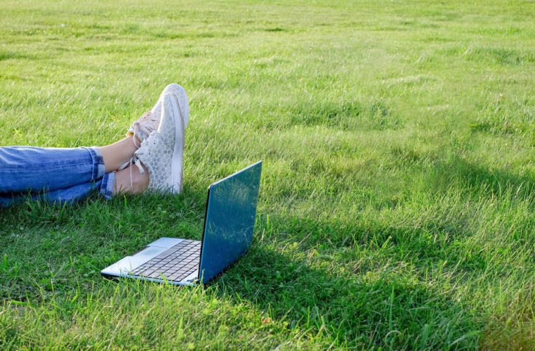 Avez-vous songé à acquérir un ordi moche pour un achat matériel plus responsable et tout aussi performant ? (Visuel Adobe Stock)