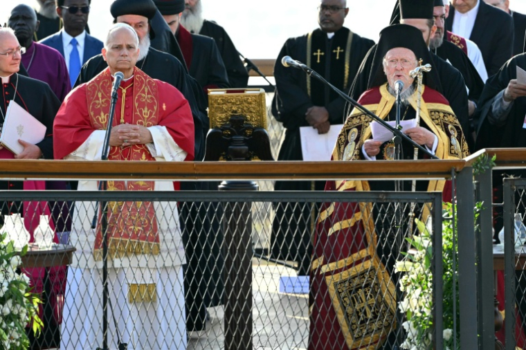 Le pape Léon XIV et le patriarche Bartholomée Ier de Constantinople assistent à un office de prière œcuménique près de la basilique byzantine engloutie de Saint-Néophyte, au bord du lac d'Iznik, le 28 novembre 2025. ( AFP / Andreas SOLARO )