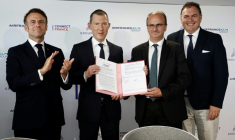 Emmanuel Macron, Benjamin Smith, directeur général d'Air France-KLM, Philippe Pascal, PDG du groupe ADP et le ministre des Transports Philippe Tabarot, au Bourget le 20 juin 2025 ( POOL / Benoit Tessier )
