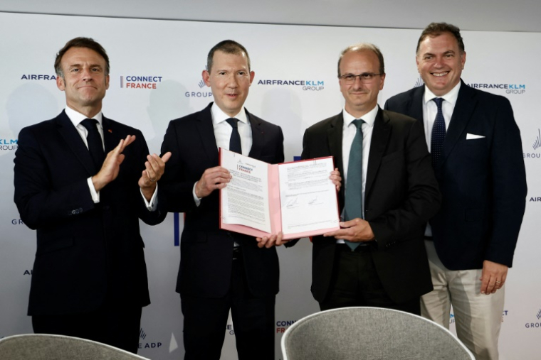 Emmanuel Macron, Benjamin Smith, directeur général d'Air France-KLM, Philippe Pascal, PDG du groupe ADP et le ministre des Transports Philippe Tabarot, au Bourget le 20 juin 2025 ( POOL / Benoit Tessier )