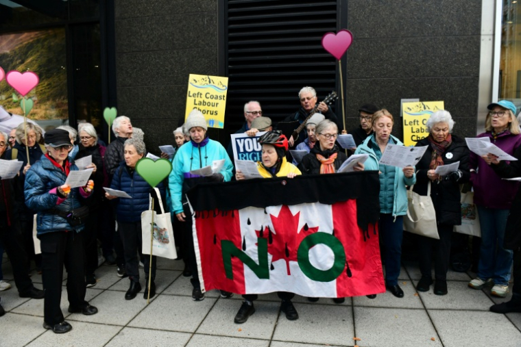 Des sympathisants du premier procès fédéral sur le climat impliquant des jeunes, rassemblés à Vancouver, le 26 octobre 2026 au Canada ( AFP / Don MacKinnon )
