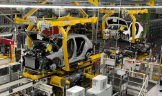 Vue générale d'une ligne de production du constructeur automobile allemand Mercedes-Benz dans une usine, à Rastatt
