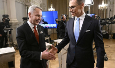 Les candidats à la présidentielle Pekka Haavisto et Alexander Stubb, à l'hôtel de ville d'Helsinki, en Finlande