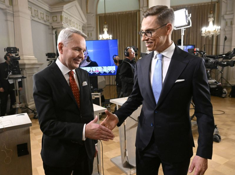 Les candidats à la présidentielle Pekka Haavisto et Alexander Stubb, à l'hôtel de ville d'Helsinki, en Finlande