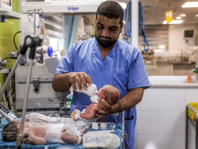 Un employé de l'hôpital Nasser donne le biberon à un bébé prématuré à Khan Yunis, au sud de Gaza, le 7 septembre 2026 ( AFP / BASHAR TALEB )