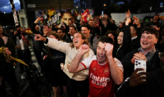 Scènes de liesse devant l'Emirates après l'officialisation du titre d'Arsenal