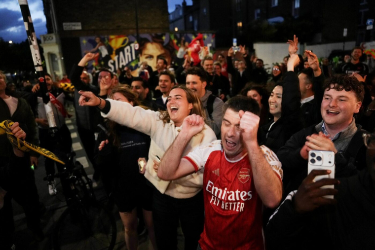 Scènes de liesse devant l'Emirates après l'officialisation du titre d'Arsenal