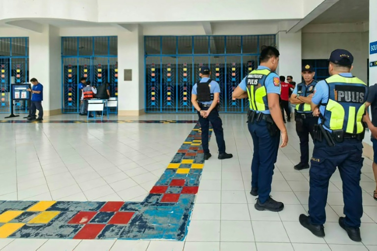 Des policiers à l'université privée Ateneo après une fusillade, le 18 août 2026 à Zamboanga, aux Philippines ( AFP / Roel Parreno )