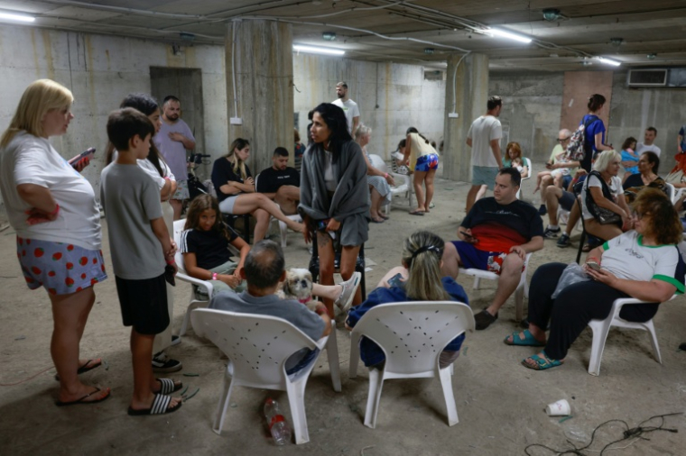 Des Israéliens dans un abri, à Tel-Aviv le 24 juin 2025 ( AFP / Menahem Kahana )