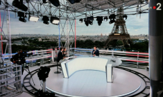 France 2 reçoit Emmanuel Macron sur un plateau installé sur le toit du Musée de l'Homme au Trocadéro, à Paris, le 23 juillet 2024 ( AFP / Ludovic MARIN )