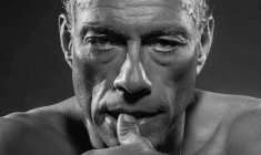 Retour sur la vie et la carrière de Jean-Claude Van Damme crédit photo : ©️ Jean-Claude Van Damme, Photo by Renaud Corlouër