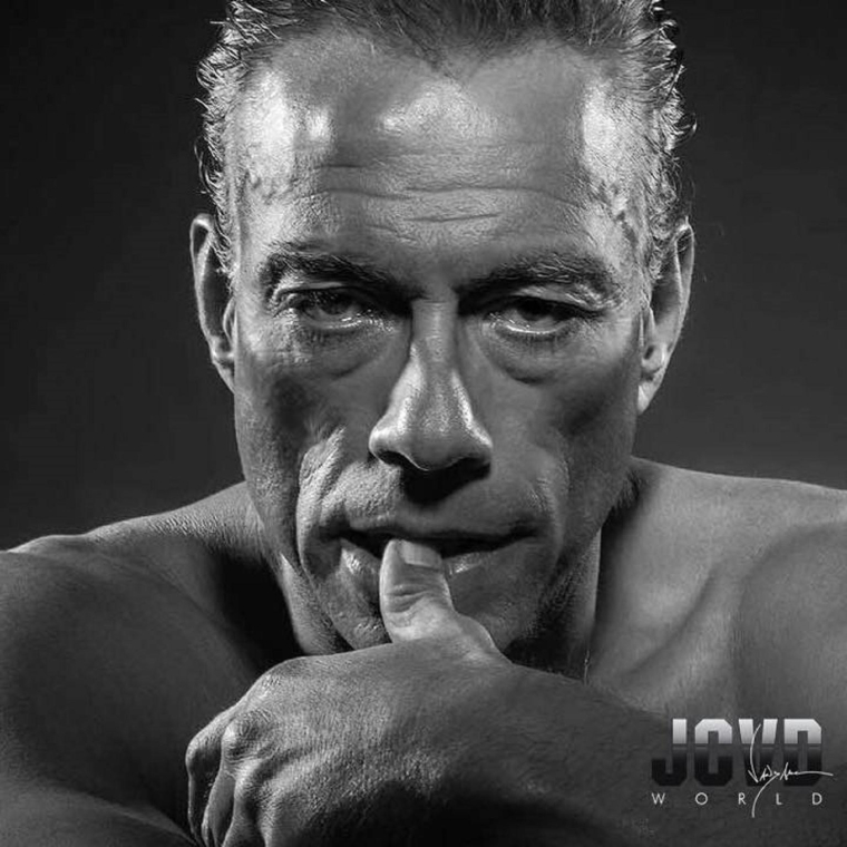 Retour sur la vie et la carrière de Jean-Claude Van Damme crédit photo : ©️ Jean-Claude Van Damme, Photo by Renaud Corlouër
