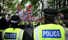 Des policiers face à des partisans de Tommy Robinson, militant d'extrême droite britannique, rassemblés pour une marche organisée par Unite The Kingdom, le 16 mai 2026 à Londres ( AFP / JUSTIN TALLIS )
