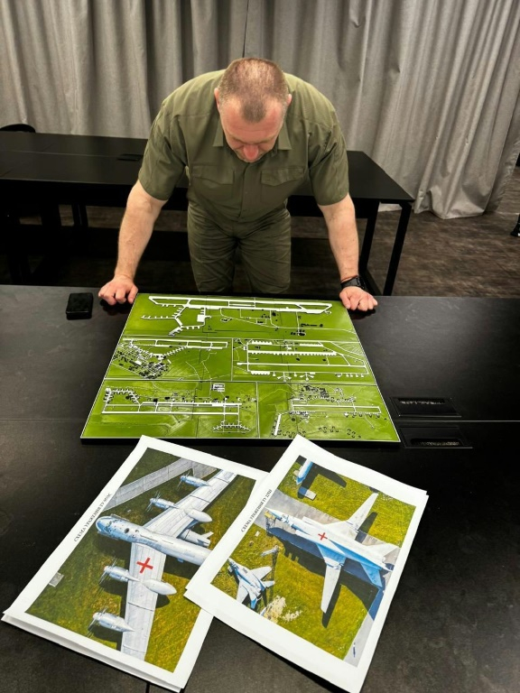 Photo non datée et non localisée, publiée le 1er juin 2025 par le Service de sécurité ukrainien, du chef du Service de sécurité ukrainien SBU, Vassyl Mayuk, regardant une carte montrant une base aérienne militaire russe ( Service de sécurité ukrainien / Handout )