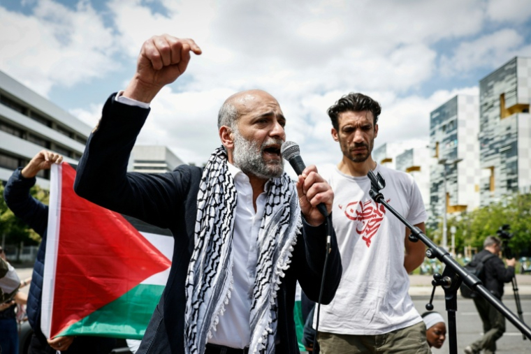 Le militant palestinien Ramy Shaath , menacé d'expulsion, devant le tribunal de Nanterre, le 21 mai 2026 dans les Hauts-de-Seine ( AFP / SIMON WOHLFAHRT )