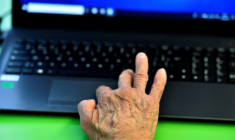 En une décennie, les difficultés rencontrées par des usagers dans leurs démarches administratives, pour beaucoup en ligne, ont sérieusement augmenté, poussant certains à renoncer à leurs droits ( AFP / GEORGES GOBET )
