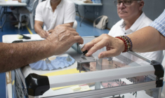 Vote pour le premier tour des élections municipales à Nouméa, en Nouvelle-Calédonie, le 15 mars 2026 ( AFP / Delphine MAYEUR )