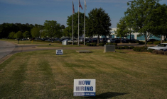 Un panneau donnant le contact d'un employeur en Alabama, aux Etats-Unis