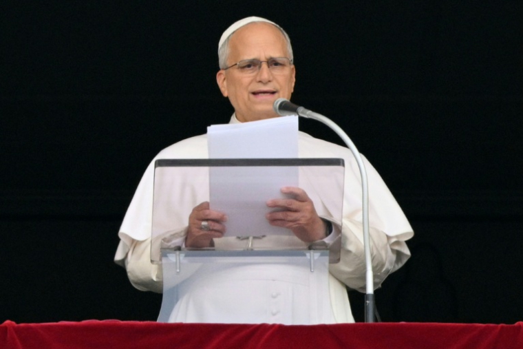 Le pape Léon XIV lors de la prière de l’Angélus, place Saint-Pierre, au lendemain de son retour au Vatican après une intervention chirurgicale, le 18 octobre 2026 ( AFP / Tiziana FABI )