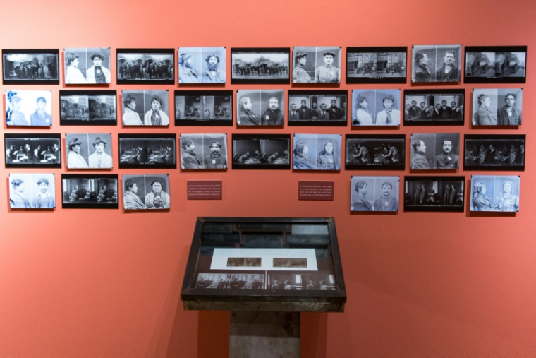 Des plaques photographiques anthropométrique de personnes identifiées comme membres de la communauté des gens du voyage exposées au musée du camp de Rivesaltes, le 27 juillet 2024 dans les Pyrénées-Orientales ( AFP / Matthieu RONDEL )