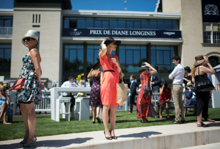 Des spectateurs au Prix de Diane à Chantilly, dans le nord de Paris, le 18 juin 2017 ( AFP / Martin BUREAU )
