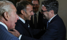 Le roi Charles III (G) assiste à la rencontre entre le président français Emmanuel Macron (C) et le Premier ministre britannique Andy Burnham (D) au British Museum à Londres le 2 septembre 2026 ( POOL / Ludovic MARIN )