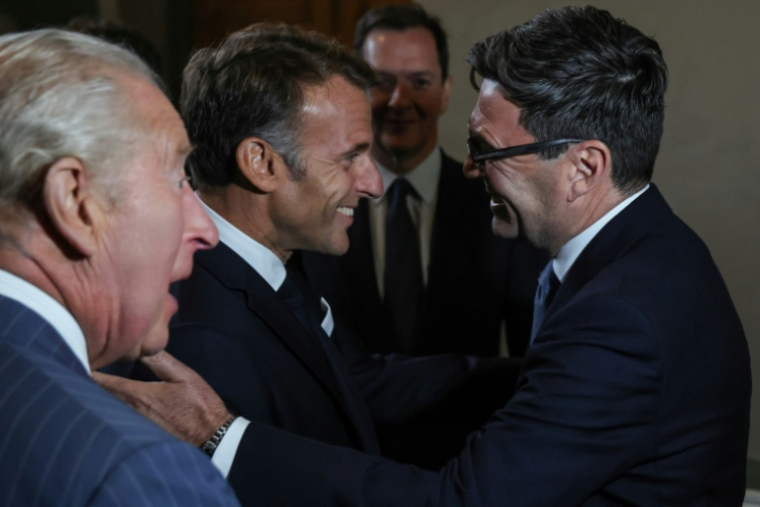 Le roi Charles III (G) assiste à la rencontre entre le président français Emmanuel Macron (C) et le Premier ministre britannique Andy Burnham (D)au British Museum à Londres le 2 septembre 2026 ( POOL / Ludovic MARIN )