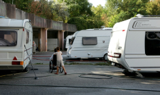 Des caravanes de la communauté des gens du voyage à Courdimanche dans le Val d'Oise le 25 août 2026 ( AFP / Thomas SAMSON )