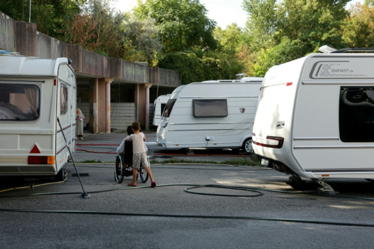 Des caravanes de la communauté des gens du voyage à Courdimanche dans le Val d'Oise le 25 août 2026 ( AFP / Thomas SAMSON )