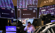 Un trader travaille sur le parquet de la Bourse de New York à l'ouverture des marchés le 10 mars. Les actions américaines ont lourdement chuté alors que les investisseurs s'inquiètent des incertitudes liées à la politique tarifaire de Donald Trump. (crédit : Charly Triballeau / AFP)